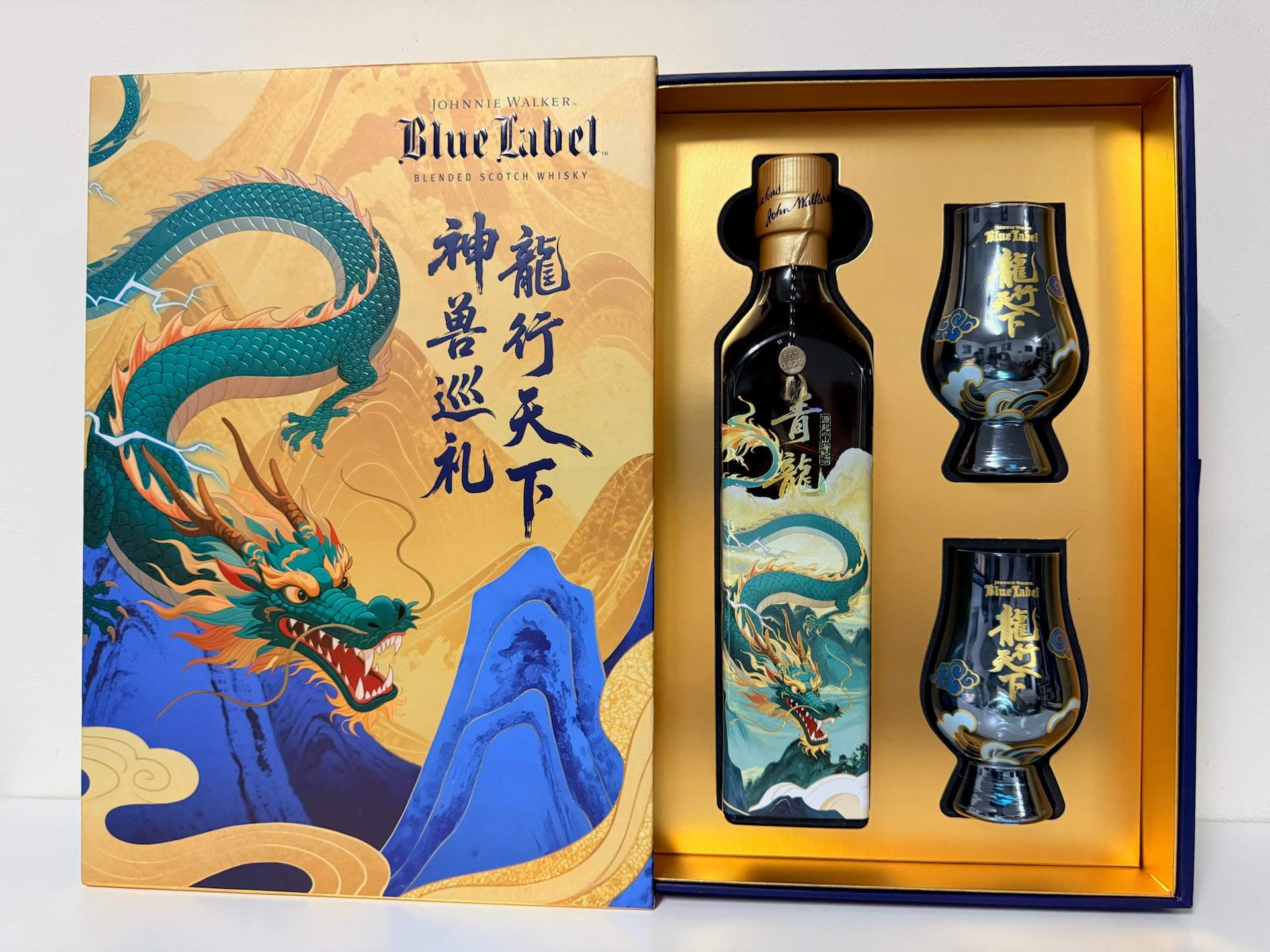 Blue Label Azure Dragon Limited Edition With 2 Glasses